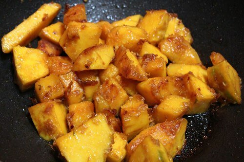 Stir-fried Pumpkin with Garlic (Bí Đỏ Xào Tỏi)