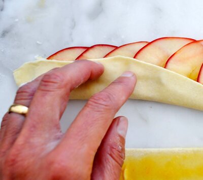 Apple Cake in Rose Shape (Bánh Táo Hoa Hồng)