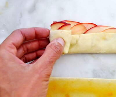 Apple Cake in Rose Shape (Bánh Táo Hoa Hồng)