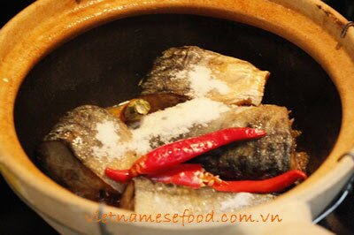 braised-fish-with-sour-and-spicy-sauce-recipe-ca-kho-chua-cay