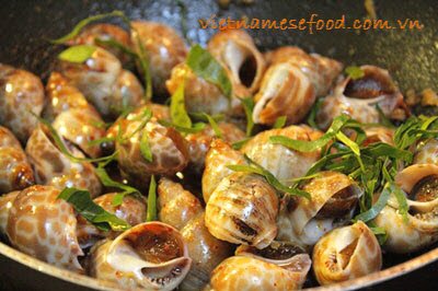 Stir-fried Sweet Snails with Chili and Lemon Leaves (Ốc Hương Xào Ớt và Lá Chanh)