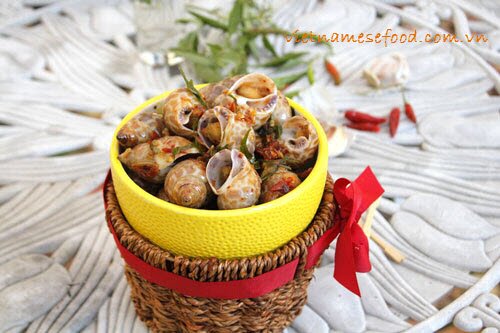 Stir-fried Sweet Snails with Chili and Lemon Leaves (Ốc Hương Xào Ớt và Lá Chanh)