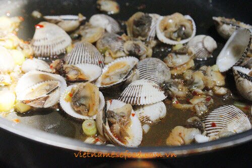 Stir-fried Blood Cockles with Vietnamese Mint Recipe (Sò Huyết Xào Rau Răm)