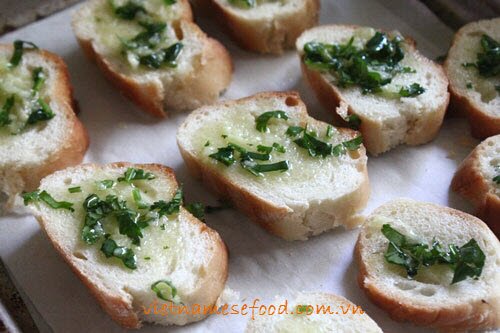 Grilled Bread with Butter and Garlic Recipe (Bánh Mì Nướng Bơ Tỏi)