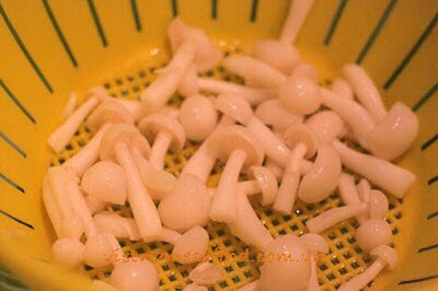 Stir fried Chicken with Cucumber and Mushroom (Gà Xào Dưa Leo và Nấm)