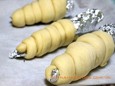 cone-bread-with-custard-filling-recipe-banh-mi-oc-que-nhan-kem