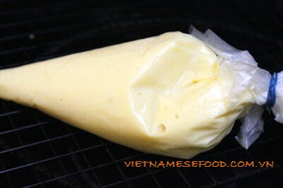 cone-bread-with-custard-filling-recipe-banh-mi-oc-que-nhan-kem