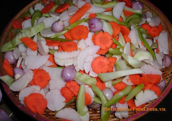 pickled-vegetables-and-chinese-scallion-in-fish-sauce-dua-mon-cu-kieu