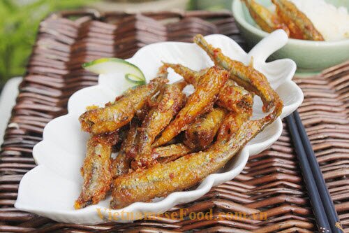 vietnamesefood.com.vn/fried-anchovy-with-chili-and-garlic-recipe-ca-com-chien-toi-ot