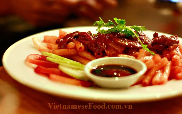 www.vietnamesefood.com.vn/beef-fried-with-macaroni-recipe-nui-xao-bo