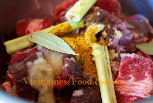 vietnamesefood.com.vn/stewed-beef-with-tomato-radish-and-lemongrass-recipe-bo-kho