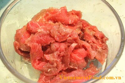fried-beef-wih-mushrooms-recipe-bo-sot-nam