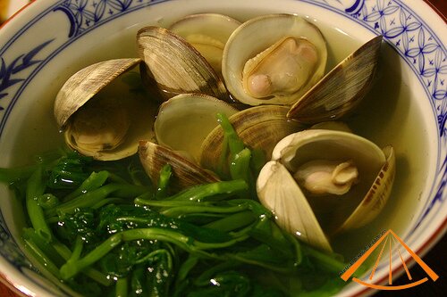 vietnamesefood.com.vn/vietnamese-spinach-soup-with-basil-clams