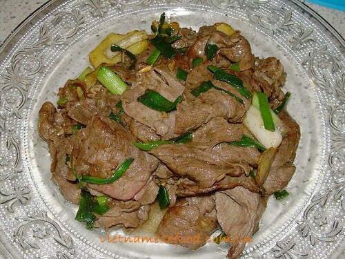 stir-fried-beef-with-ginger-and-onion-bo-xao-gung-va-hanh-tay