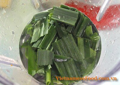 steamed-sticky-rice-with-pandan-leaves-recipe-xoi-la-nep